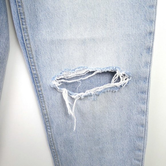 Levi's Light Wash Mom Jean Size 28 - Picture 6 of 14